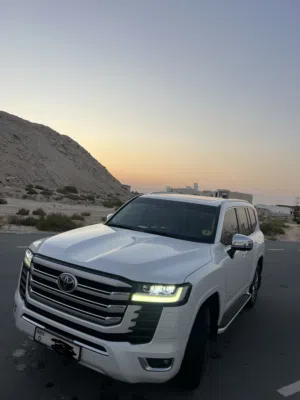 لاند كروزر VXR فل كامل بحالة الوكالة استخدام سيدة  مباشرة من المالك كل خدمات الصيانة في الوكالة
