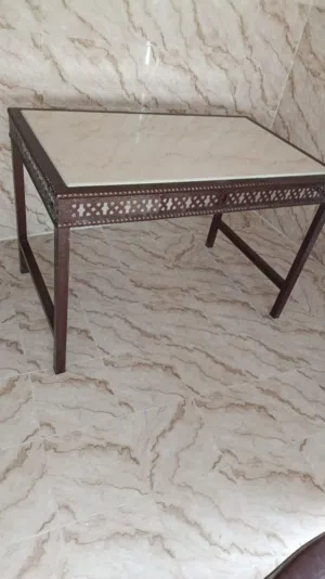 طاولة حديد
