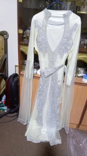 قفطان ملوكي للبيع موجود في جاوا
