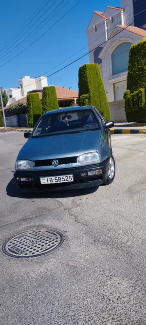 سيارة فولكسفاغن جولف MK3 1992 لون أزرق، هاتشباك، مستعملة، مرخصة، مع تأمين لشهر 11