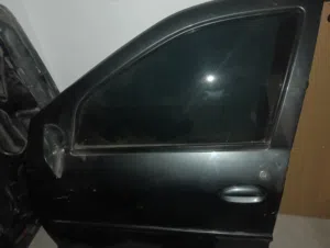 للبيع بجد ثلاثة ابواب لوجان  بمشتملاتهم   موديل من 2009الى 2014