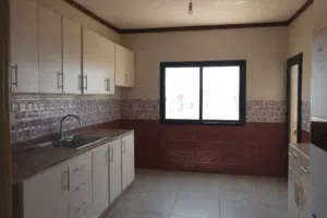 شقة للبيع في القلمون