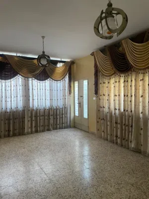 شقه ارضية للايجار في حي نزال الذراع الشرقي 3 غرف نوم وصالون كبير وصاله معيشه واسعه وحمامين وبلكونه