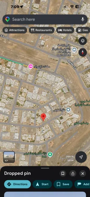 انا المالك، ارض سكنية بالخوض السادسة مساحة 630 متر تبعد امتار بسيطة فقط عن جامع الباسط