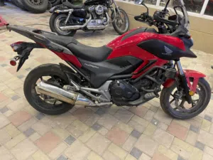 هوندا nc700 موديل 2014لون احمر وارد السعر 14000 الف درهم يبلاش