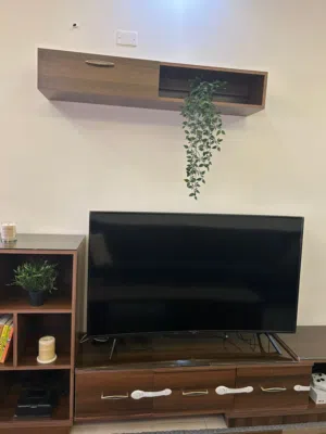 طقم TV Unit + طاولة للبيع