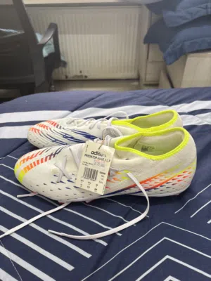 حذاء كرة قدم جديد لم يستخدم ماركة adidas نمرة 48 السعر قابل ل تفاوض