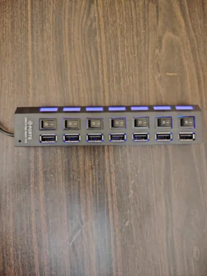 وصلة USB متعددة بها سبعة منافذ مع خاصية تشغيل/إطفاء المنفذ متوفرة أربعة وصلات، إقرأ الوصف.
