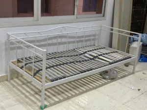 سرير حديد مستعمل بحالة جيدة من ايكيا بسعر 15 دينار رقم التواصل