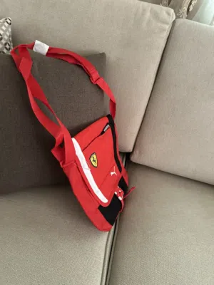 لبيع: حقيبة سكوديريا فيراري باللون الأحمر والأبيض الجذاب