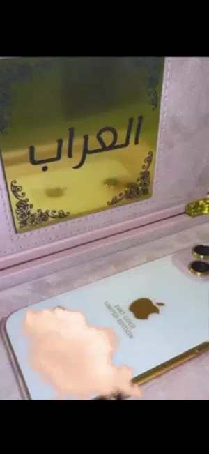 ايفون 15  بلون البودري مطلي بدهب 256 قيقا بطاريه 88 دورات الشحن 975 خالي