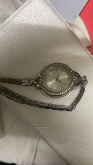 ساعه كلوديا كوتش نظيفه