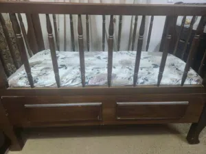 تخت بيبي خشب لاتيه مع فرشة طبيه ومخده وناموسيه