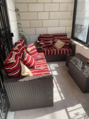 طقم كنب خارجي/داخلي راتان خشب بحالة ممتازة جداً مع طاولات