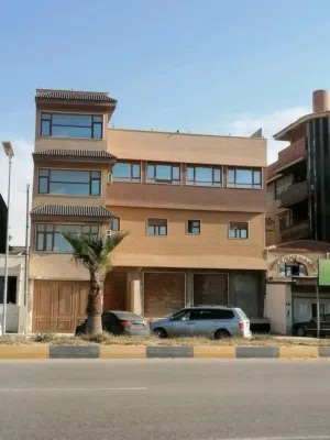 مبنى تجاري ع الرئيسي ف تاجوراء طريق الشط بالقرب من منارة تاجوراء ومصحة الاخوه
