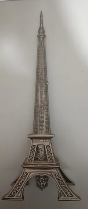 مجسم برج ايفل مميز مع خنجر داخلي