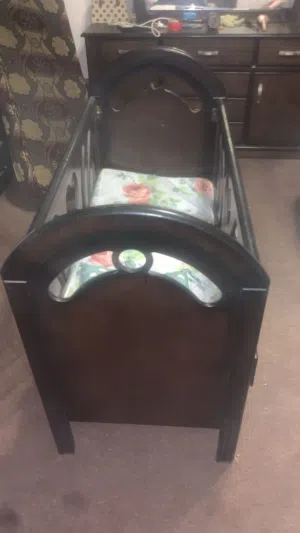 تخت بيبي خشب زان بحال الجديد