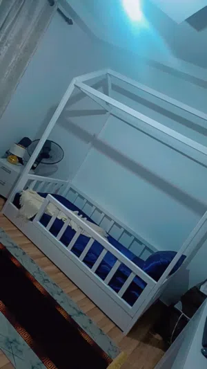 تخت مفرد ونص مو مستعمل الخشب زان للبيع