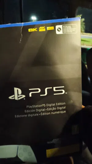 بلاستيشن 5 نظيف