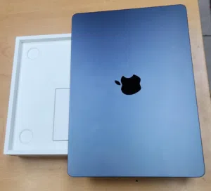 للبيع MacBook air m4/13inch/256GB ssd/16ram/ لون سما الليل كالجديد مع الكرتون