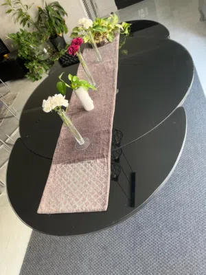 طاولة طعام كبيرة يمكن تغيير حجمها