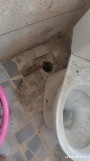 مرحاض حمام حبه وحدة مستعمله بحاله جديد لون ابيض