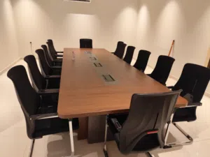 تتوفر محطات العمل والكراسي وأثاث المكاتب