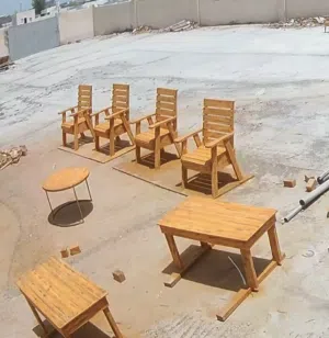 كراسي خشبية وجلسات