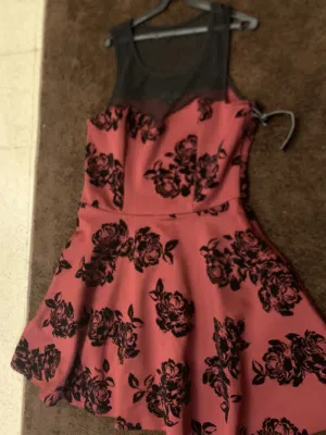 مجموعة فساتين وتوبات سهرة للبيع بسعر 20دينار جميعهم