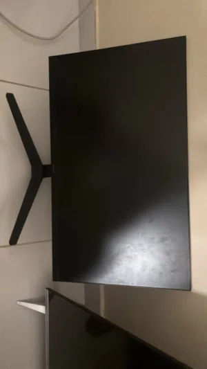 ثلاث شاشات للبيع ب 300 درهم وحده تشتغل و الثانيه الكبيره تشتغل بس  شاشه الألوان خربانه يبالها تبديل
