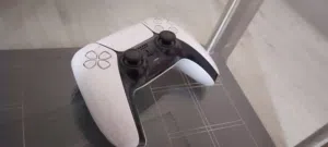 وحدة تحكم PS5 يد بلاستشن فايف حاجة نظيفة ربي يبارك عيب لا بأذن الله.