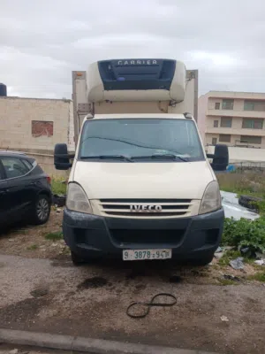 شاحنة افيكو (Iveco) مغلقة للتبريد 2008 مجهزة بصندوق تبريد من شركة Carrier