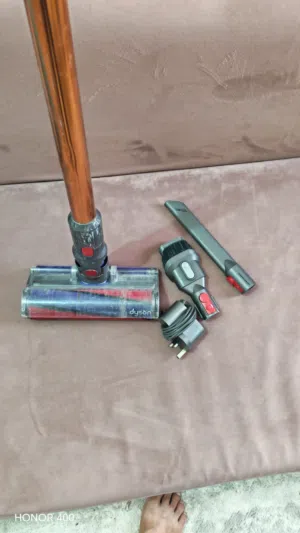 مكنسة كهربائية لاسلكية ماركة دايسون شغاله تمام معها الشاحن والاغراض موديل V8  Dyson Vacuum cleaner8V