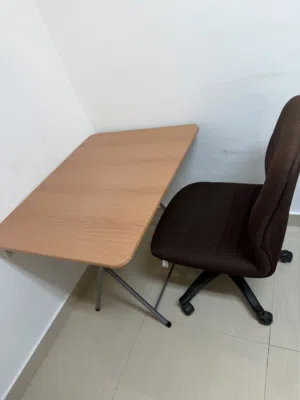 طاولة قابلة للطي مع كرسي دوار Foldable table with a swivel chair
