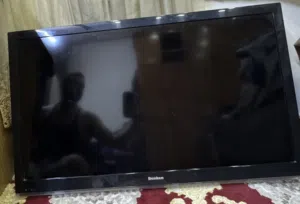 شاشة بينكون 39 بوصة LCD بحالة ممتازة للبيع (Benkon)