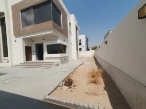 اول ساكن_جراج داخلي يتسع لـ 4 سيارات_4 غرف نوم بخزائن بالحائط_2 غرفه ماستر
