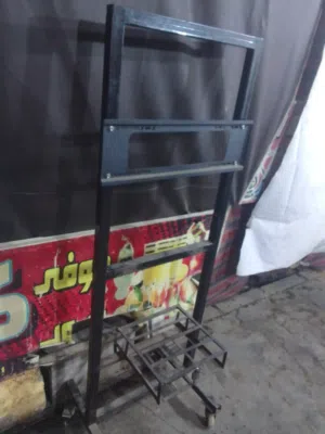 حامل شاشة بعجل