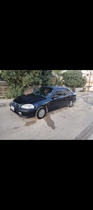 سيارة هوندا سيفيك 1998 موديل، لون زيتي،ماتور 1005 حالتها ممتازة، مرخصة  دهان جديد في جنط 17 في 13