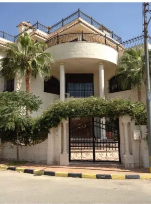 للبيع فيلا مستقلة عبدون على مساحة ارض 810 م