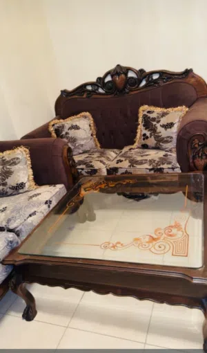 طقم كنب للبيع بحاله ممتازه خشب زان