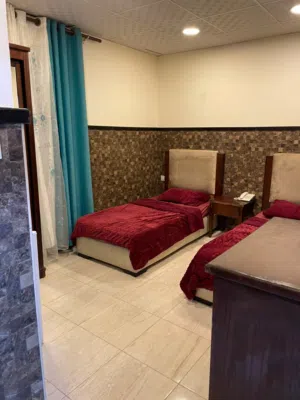 غرف فندقيه فاخره بشارع البيتزا يومي وشهري وسنوي اسعار مريحه وموقع مميز فندق روتانا