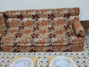 السلام عليكم قنفات مستعمله نوعها اسفنج مضغوط تحتاج تصليحات بسيطه يعني خياط قليل  6قطع