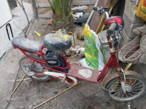دراجه شحن حجم 20 بس ناقصه بطاريات نضيفه  وبيه مجال