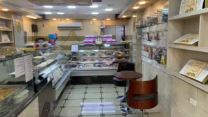 محل حلويات مع مشغل في موقع مميز في خريبه السوق