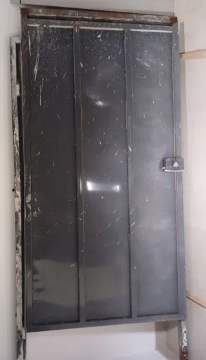 باب حديد خارجى مستعمل بحالة جيدة