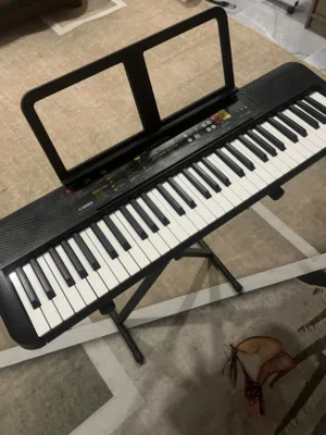 بيانو من شركة yamaha psr-f52 وبي مجال بسيط