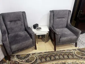 الكرسي هو كرسي منفرد مودرن (Armchair) يتميز بتصميم عصري وأنيق، وغالباً ما يأتي ضمن أطقم الكنب التركي