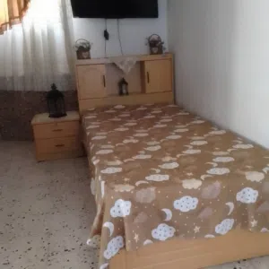 سرير بأرفف مغلقة وكمدينو