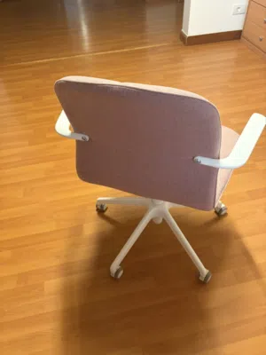 للبيع – مكتب IKEA MALM وكرسي مكتب IKEA LÅNGFJÄLL