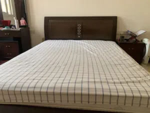 سرير متوسط الحجم للبيع